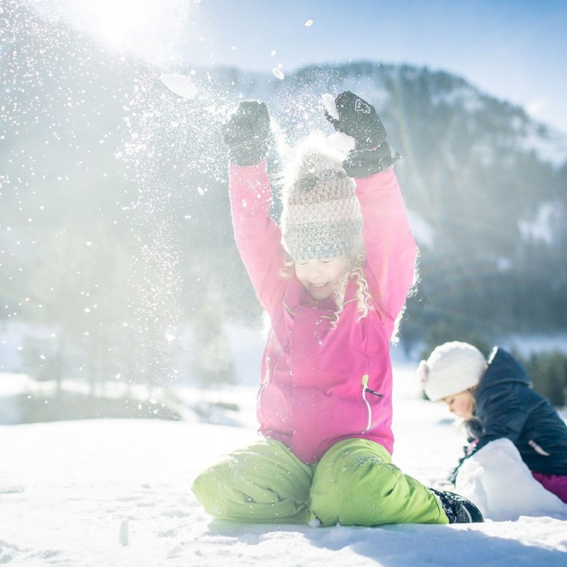 Children playing in the snow, family holidays in winter in Obertauern © Tourismusverband Obertauern