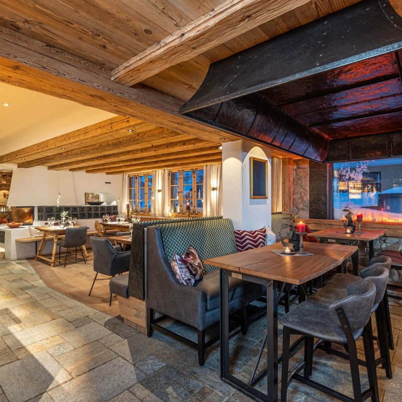Restaurant with a fireplace in Obertauern