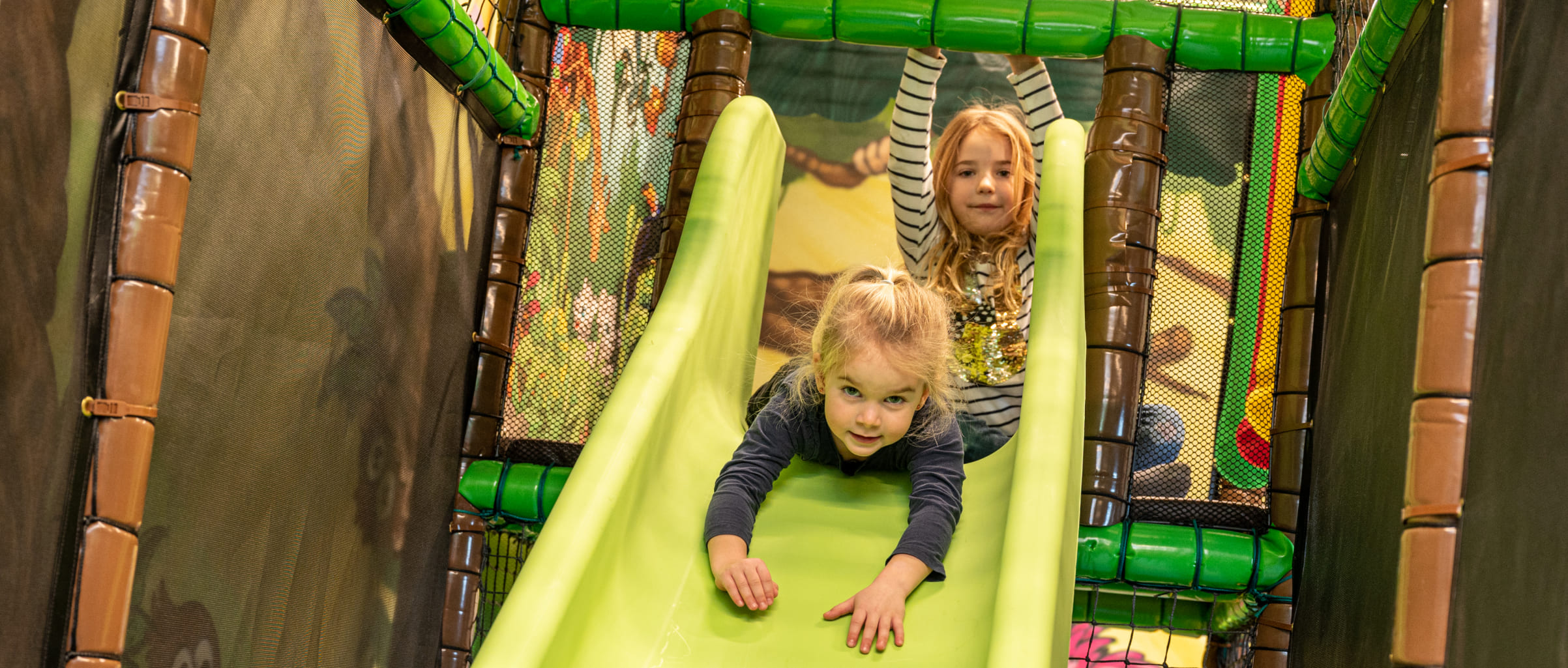 Kinderspielraum „Jungle – Kids“ Spielraum mit Rutsche