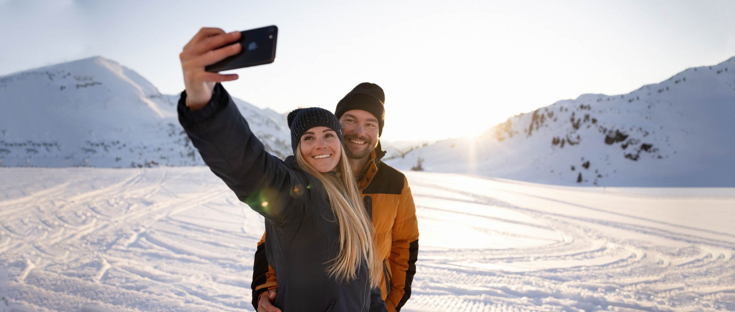 Winter holiday couple selfie © Tourismusverband Obertauern