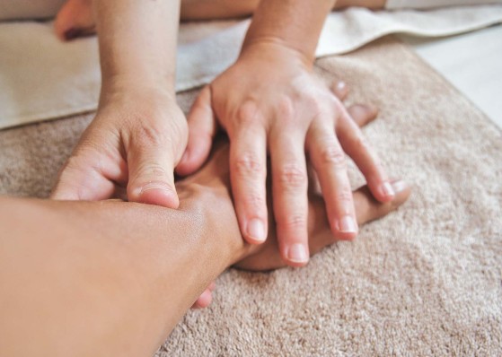 Wohltuende Massagen buchen © shutterstock.com