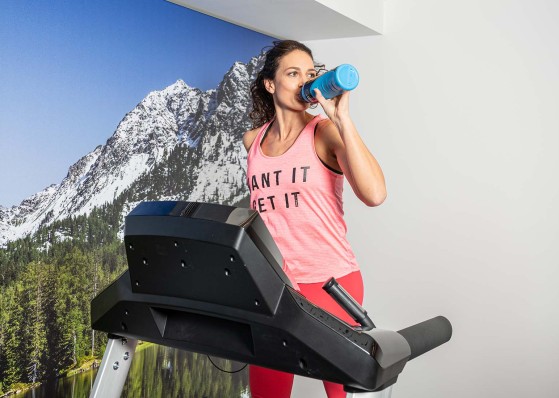 Gast des Hotel am trainiert am Laufband