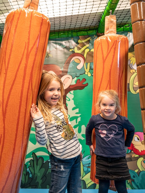 Kleine Gäste spielen im Kinderspielraum