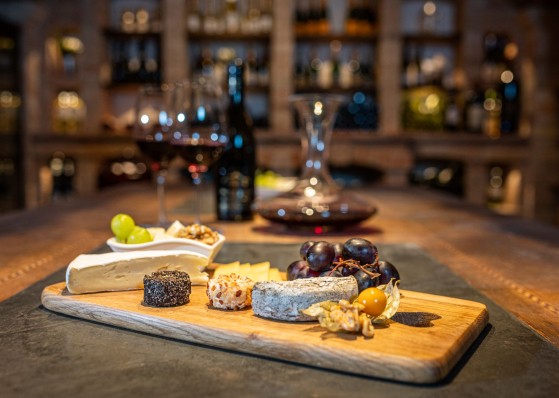 Käsevariationen und Weinverkostung